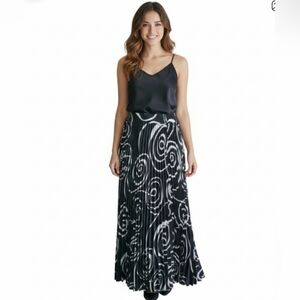 NWOT Black & White Print Pleated Maxi Skirt Size 4/6